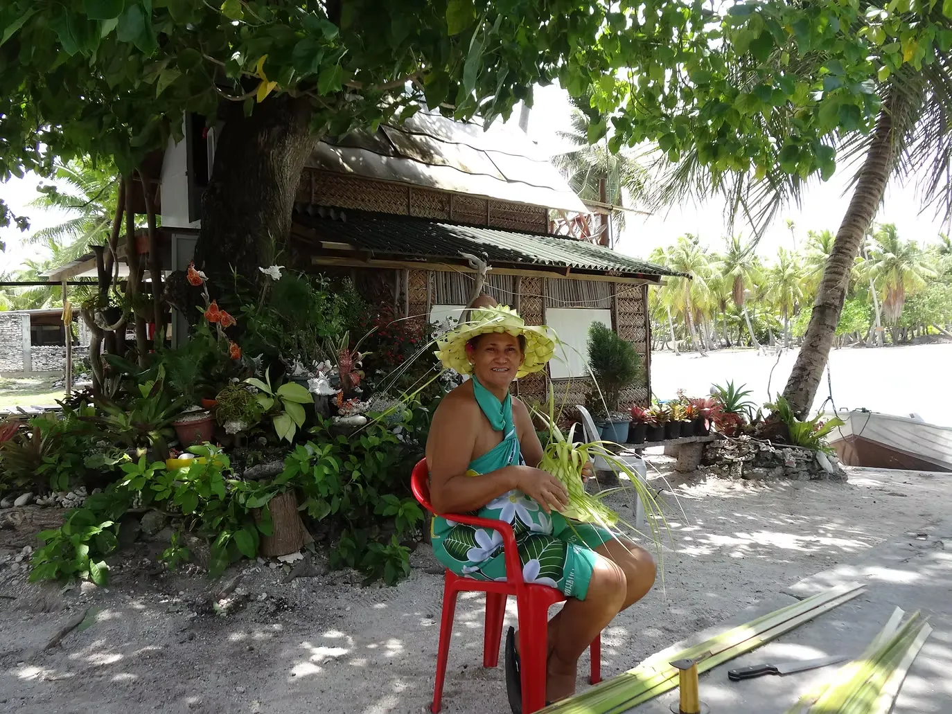 Tressage de niau devant la pension