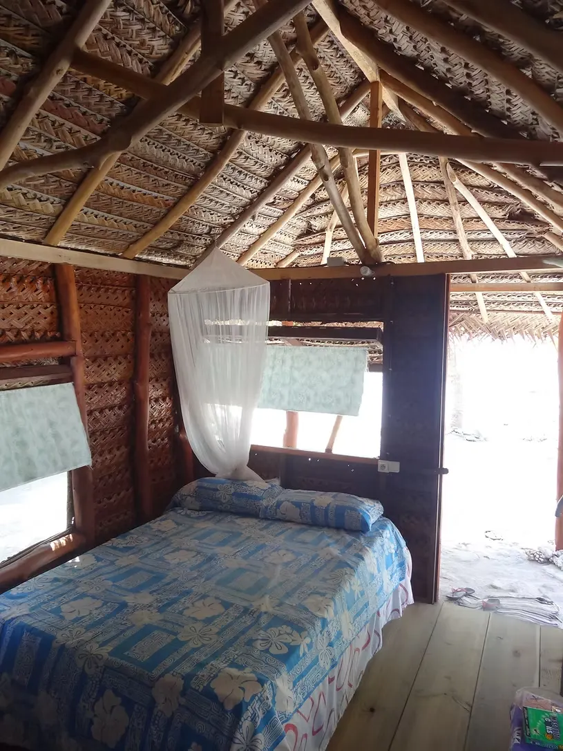 L'intérieur du fare, ouvert sur la plage