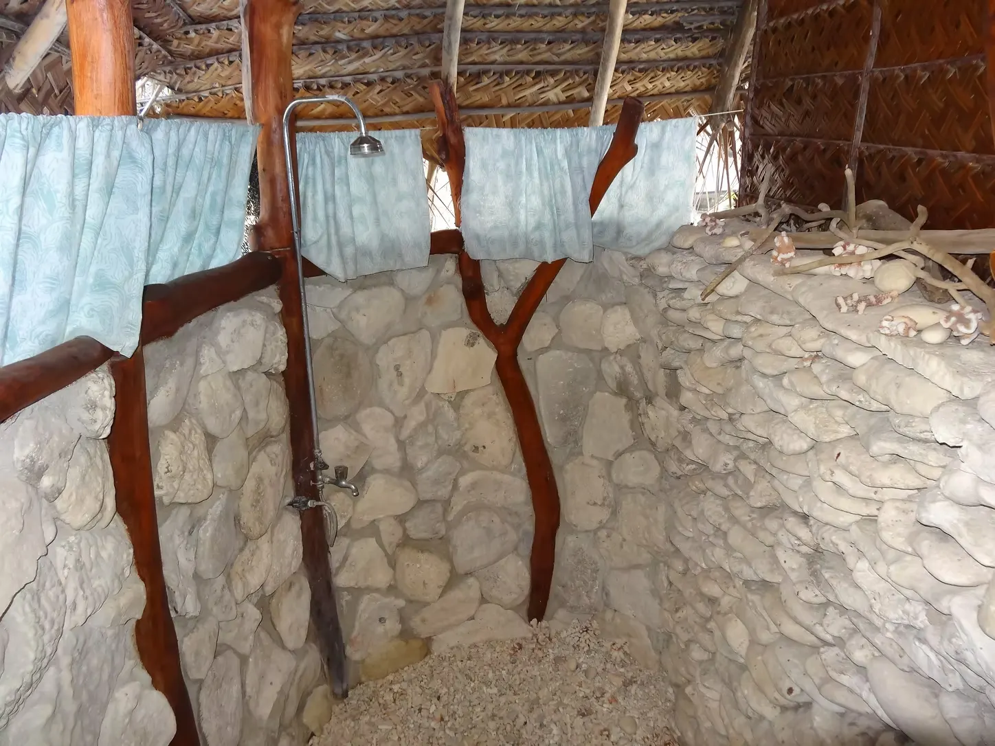 La douche privée en pierre de corail