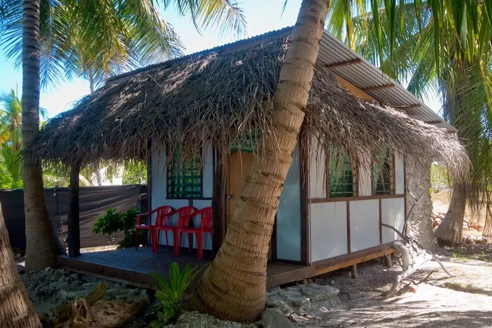 Le fare 4 personnes et sa terrasse sous les cocotiers