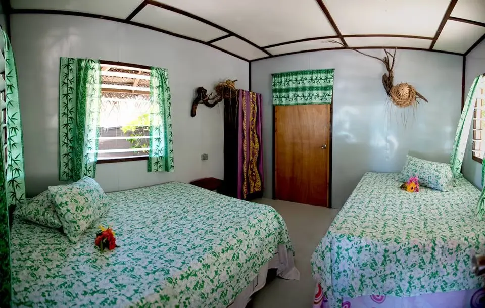 La chambre et ses deux lits doubles