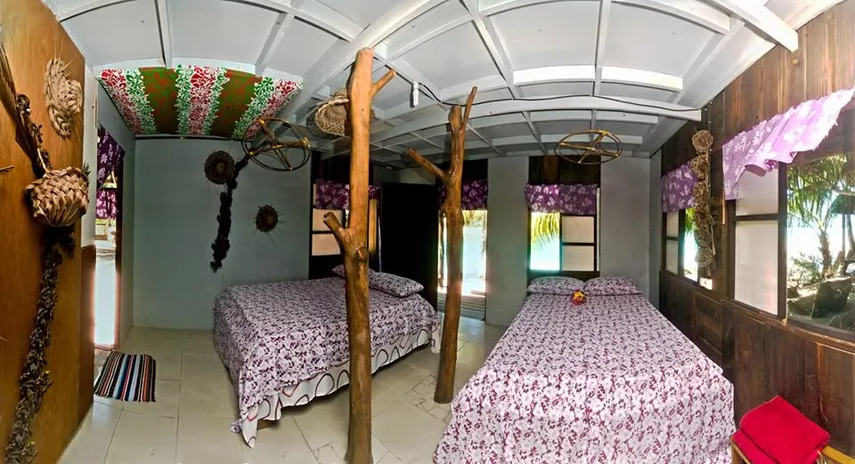 La chambre et ses lits parés de tressages