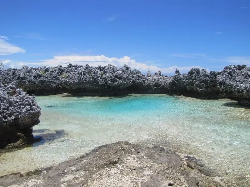 Piscine naturelle dans le corail